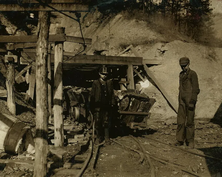Coal mining at the Cross Mountain Mine near Coal Creek (now Rocky Top), Tennessee, in 1917 (Lewis Hine photograph)