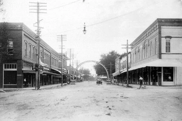 Looking west from Wilson Avenue; arch erected for the 1910 Confederate veterans convention (circa 1910 photo)