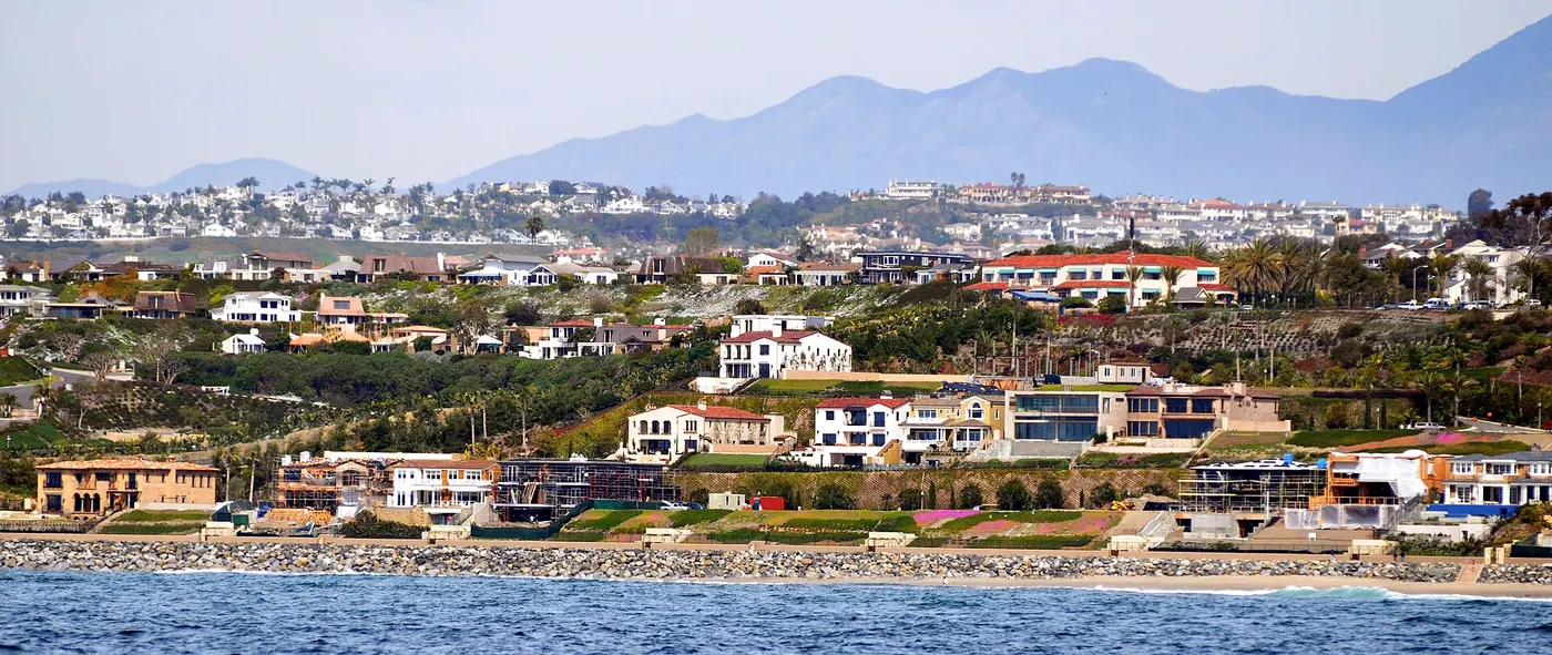 Monarch_Beach,_Dana_Point,_California_2_photo_D_Ramey_Logan.jpg.