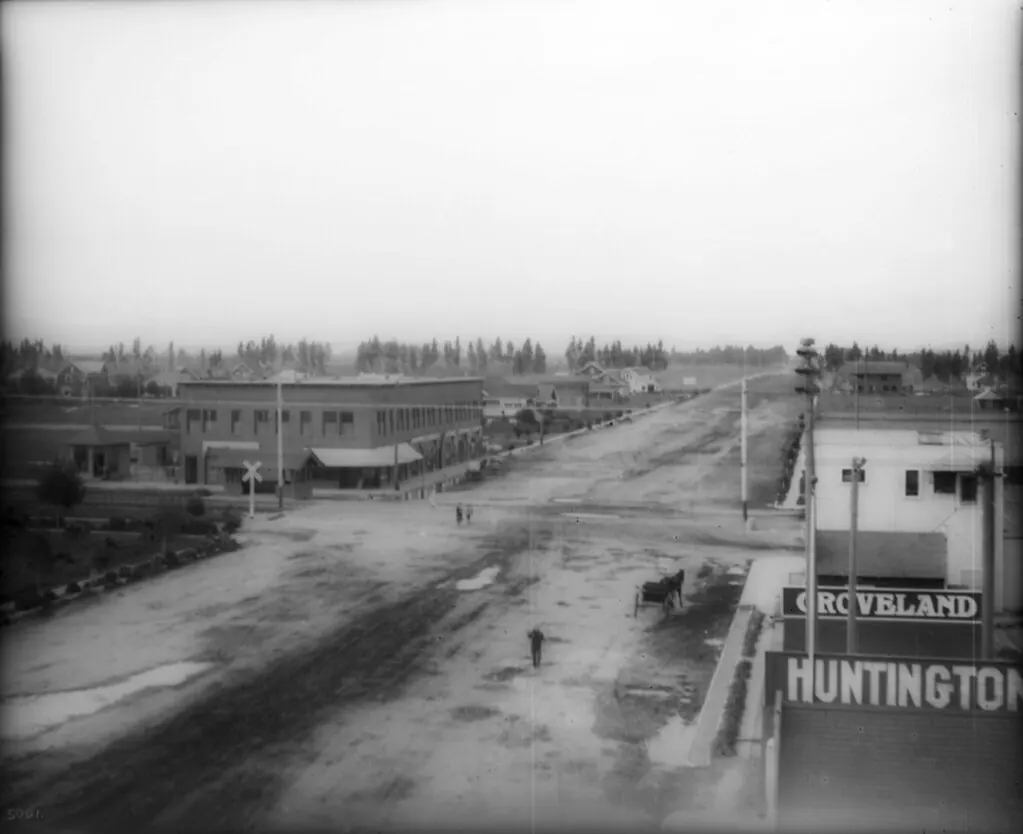 Looking north on Pacific Boulevard, Huntington Park, 1907 (USC Digital Library photo CHS-5001) — dirt street, horse-drawn cart, and the "Huntington" sign