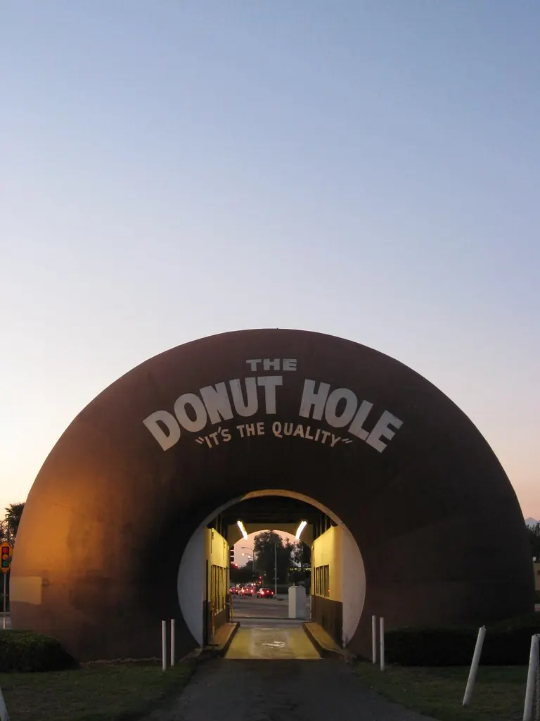 The Donut Hole at dusk in La Puente
