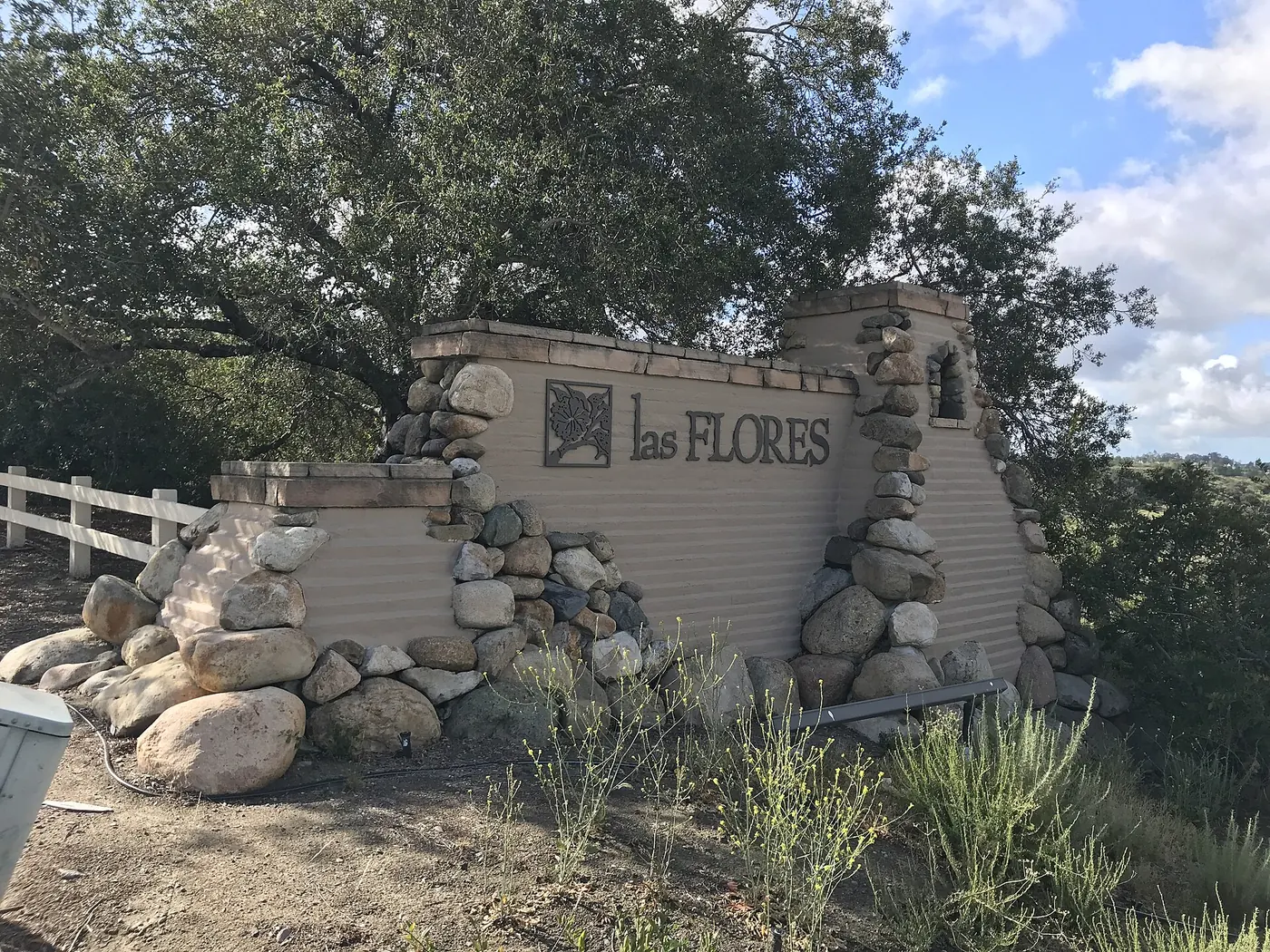 Image of the entrance sign into Las Flores, California from Oso Parkway in Mission Viejo..
