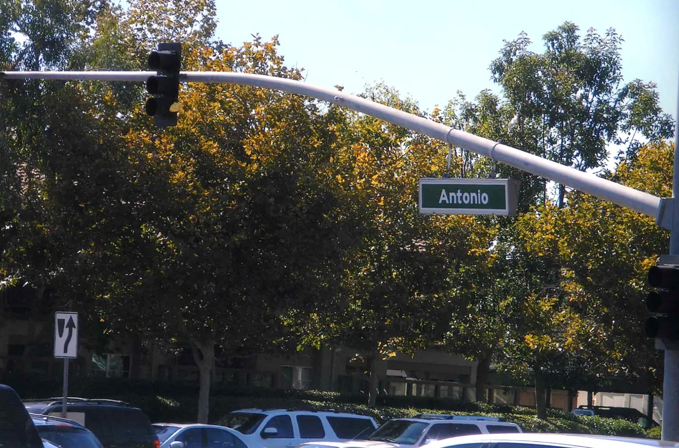 The street sign for Antonio Parkway on the intersection of Antonio Parkway and Avenida De Las Banderas..