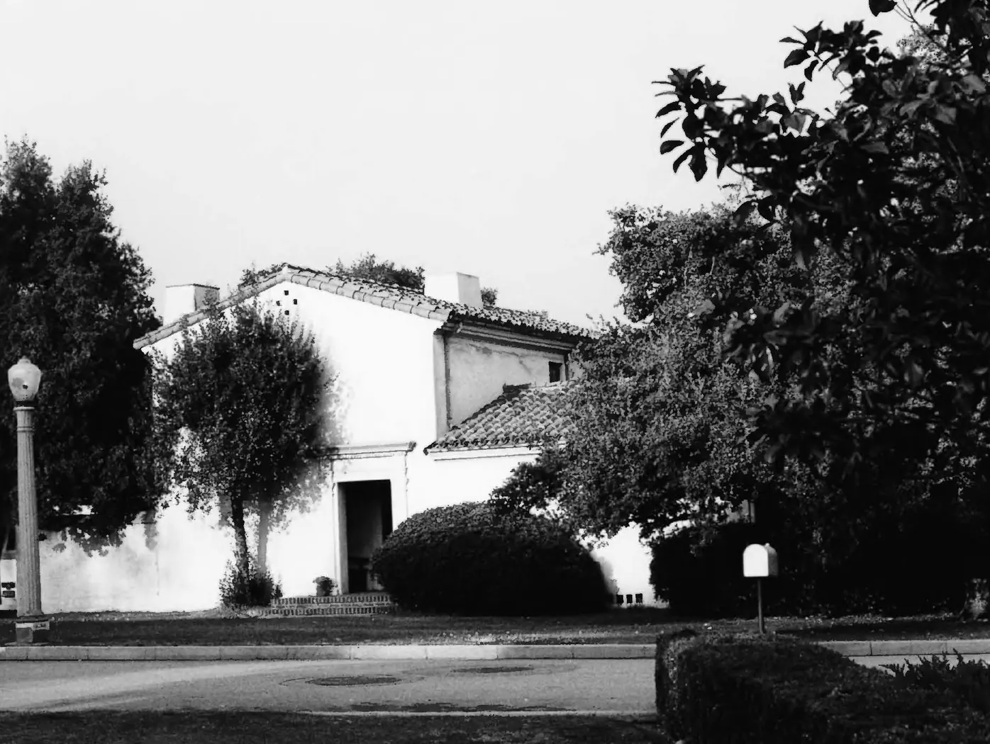 Edwin Powell Hubble House — in San Marino, Los Angeles County, California. Former residence of the astromomer Edwin Hubble. 1975 photo (cropped)