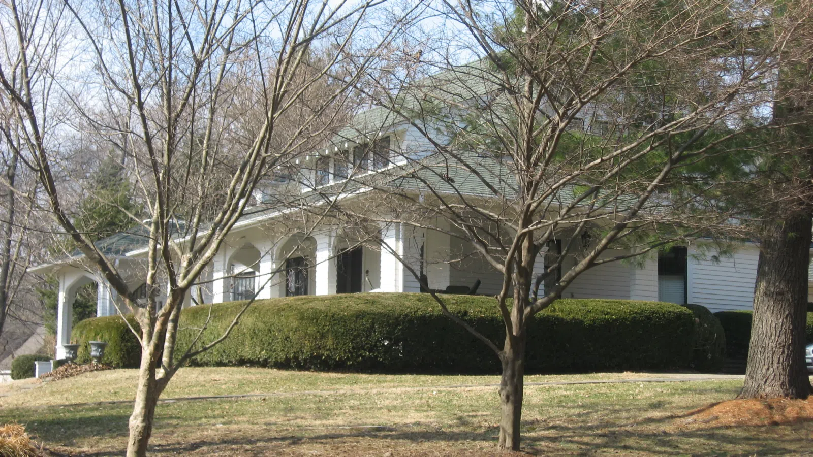 Front and eastern side of the Anchorage Presbyterian Manse, located at 1302 Bellewood Road in Anchorage, Kentucky, United States. Built in 1910, it is listed on the National Register of Historic Places.