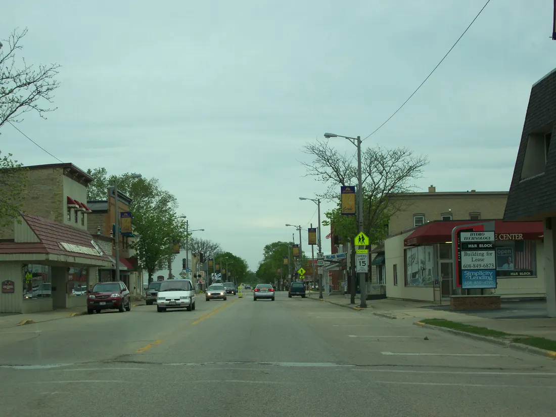 Looking east at en:Waunakee, Wisconsin, USA on en:Wisconsin Highway 19.