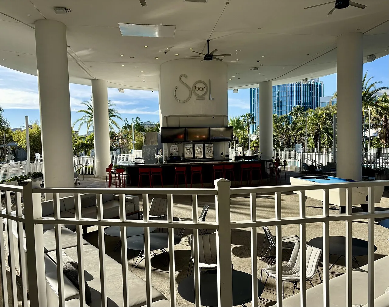 Universal Aventura Hotel exterior.