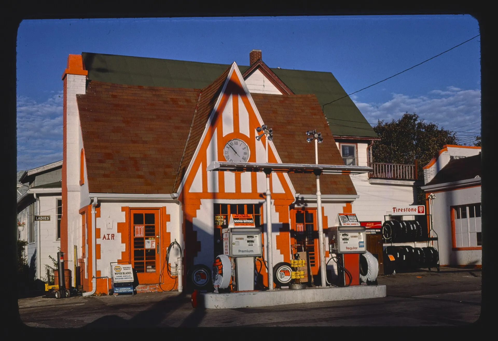 Beacon gas station, South Milwaukee, Wisconsin (John Margolies roadside archive, Library of Congress).