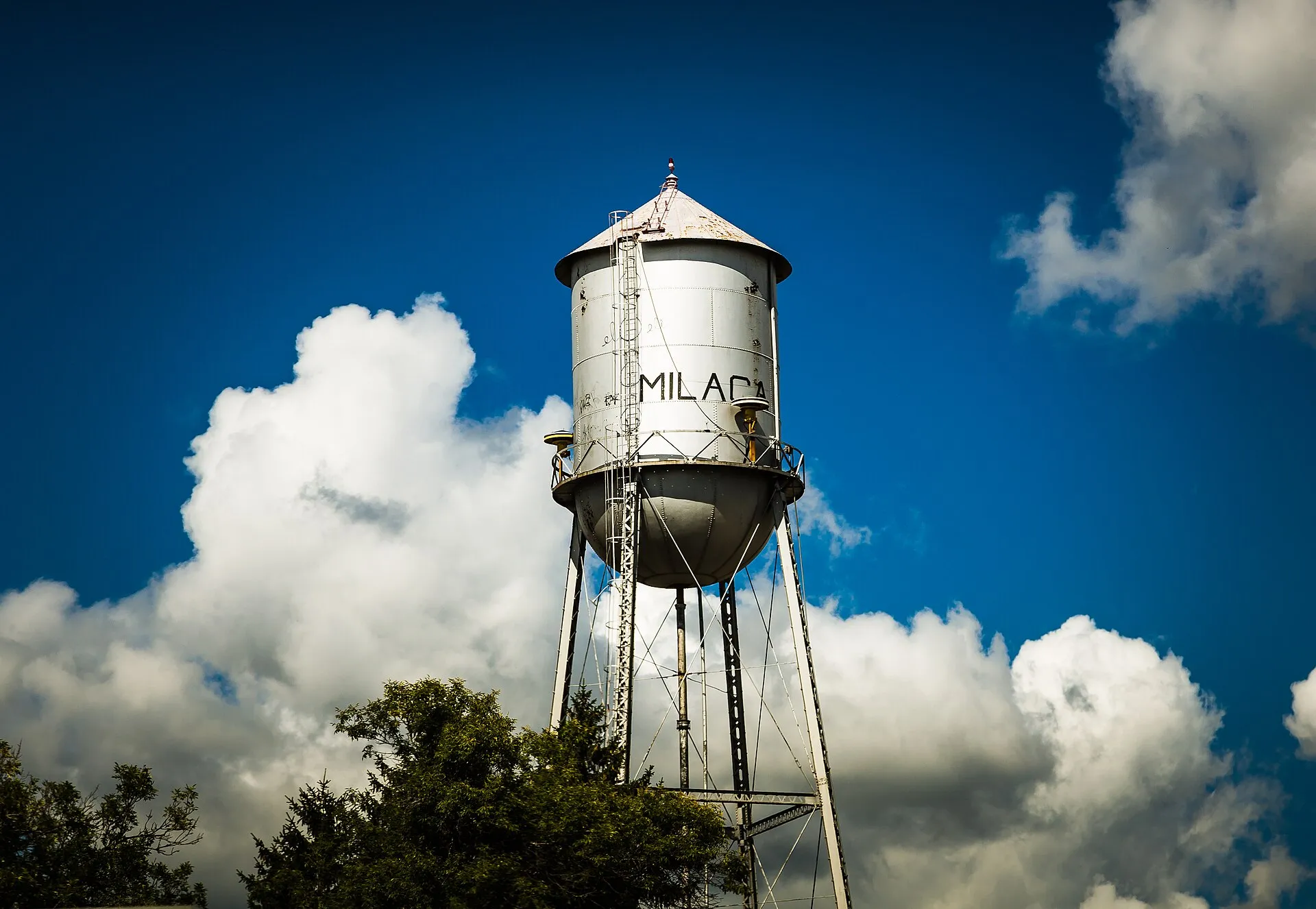 The water tower of Milaca, Minnesota, as seen from Central Avenue..