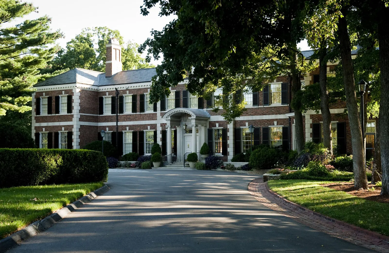 A picture of the Tennessee Governor's Residence.