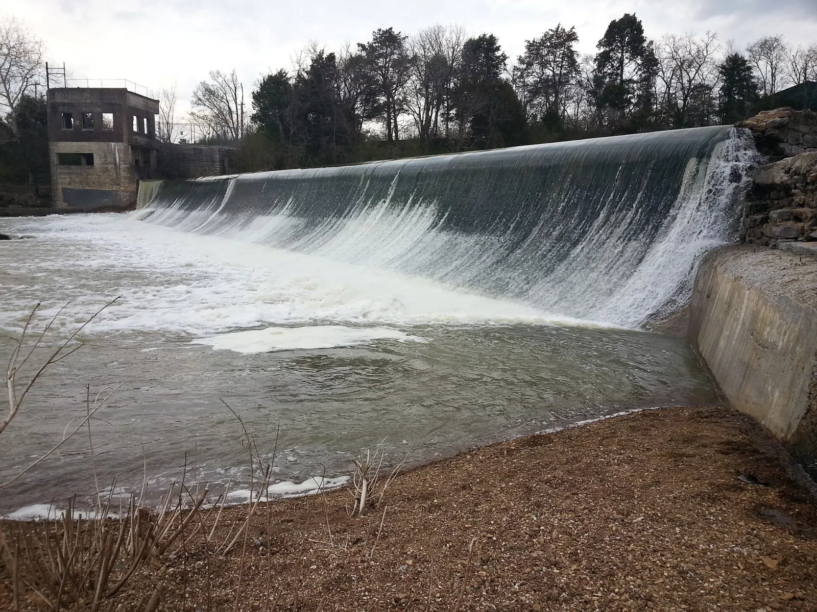 Walter Hill dam, situated on the East Fork of Stones River, with the remains of the hydroelectric station to the left.