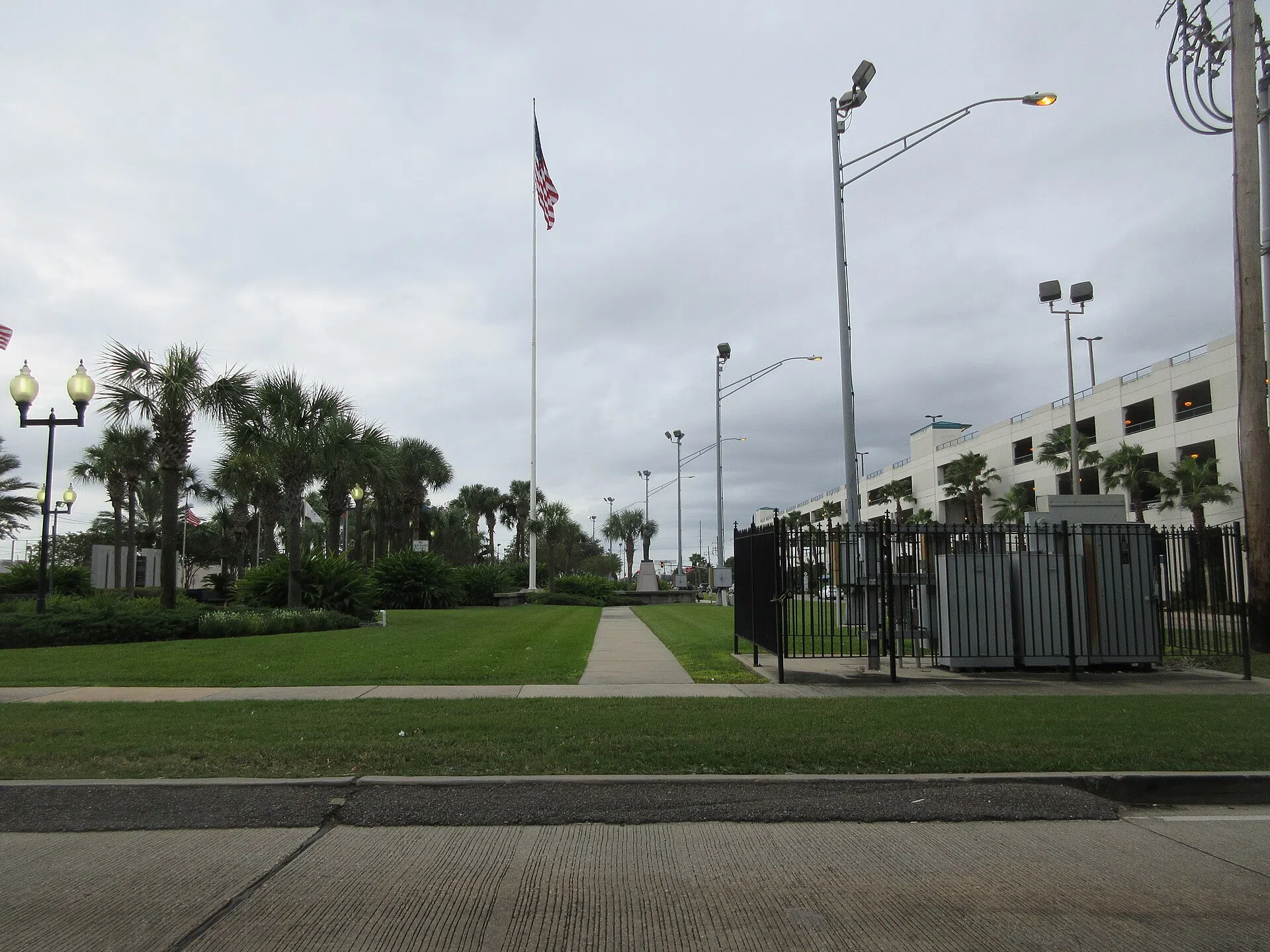 Veterans Boulevard neutral ground (median) looking upriver from Causeway Boulevard, Metairie, 2017; Lakeside Shopping Center at right