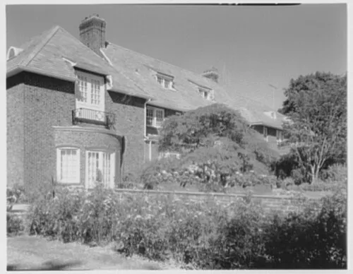 Title: C. Holmes, residence in Glen Cove, New York. Abstract/medium: Gottscho-Schleisner Collection (Library of Congress) Physical description: 1 negative :