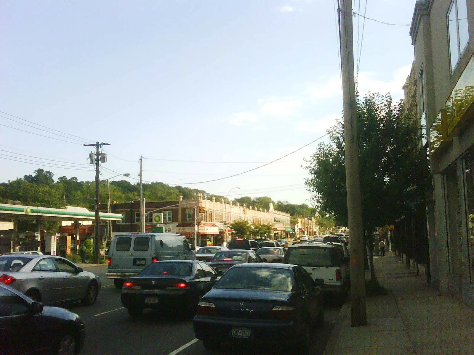 Looking southwest along Northern Boulevard from Great Neck, Nassau County, New York taken on June 2008. (Note that the photo location is on the border of Nassau County and Queens County (New York