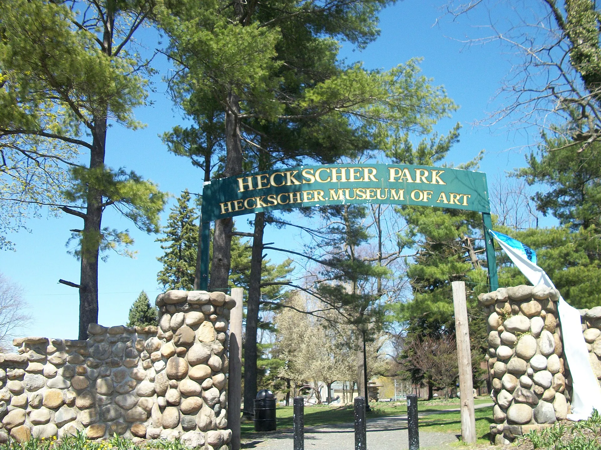 The main entrance to Heckscher Park, Huntington