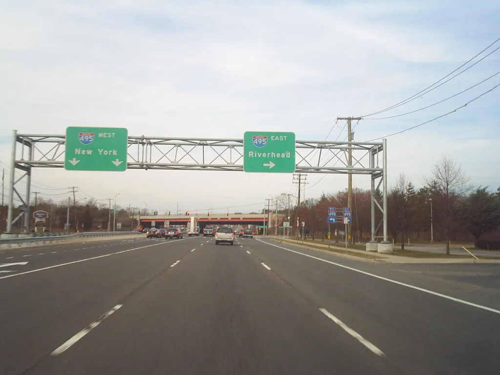 NY 454 approaching the Long Island Expressway interchange in Islandia