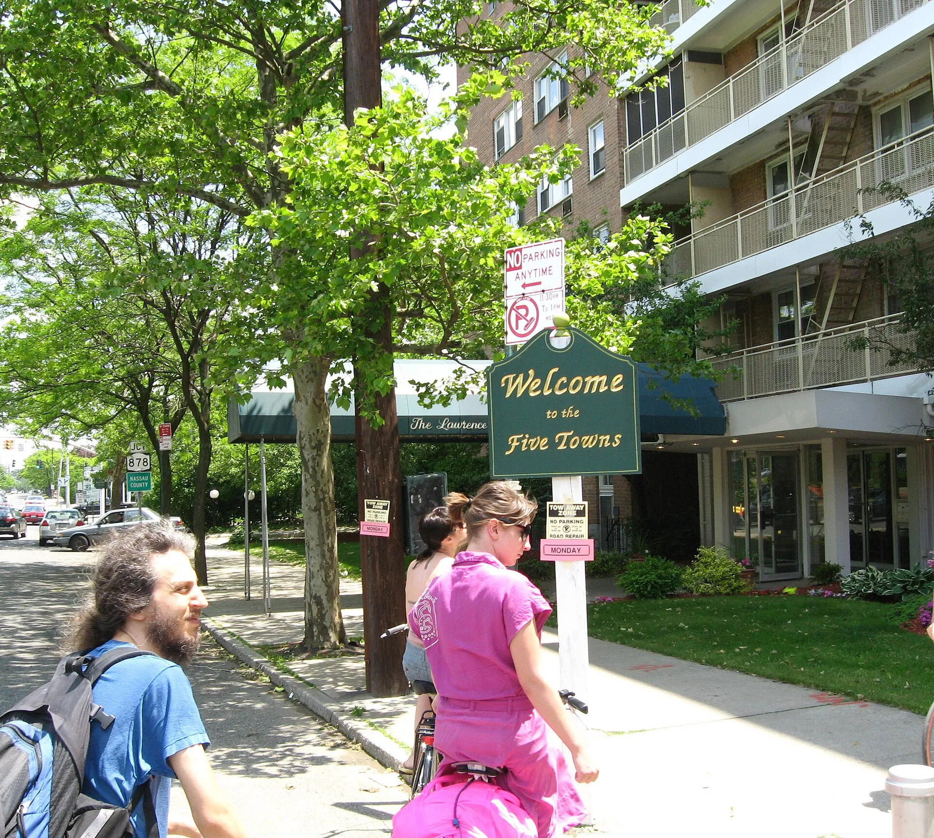 Looking east as European visitors contemplate whether to leave en:Far Rockaway and visit en:Five Towns on a sunny early afternoon