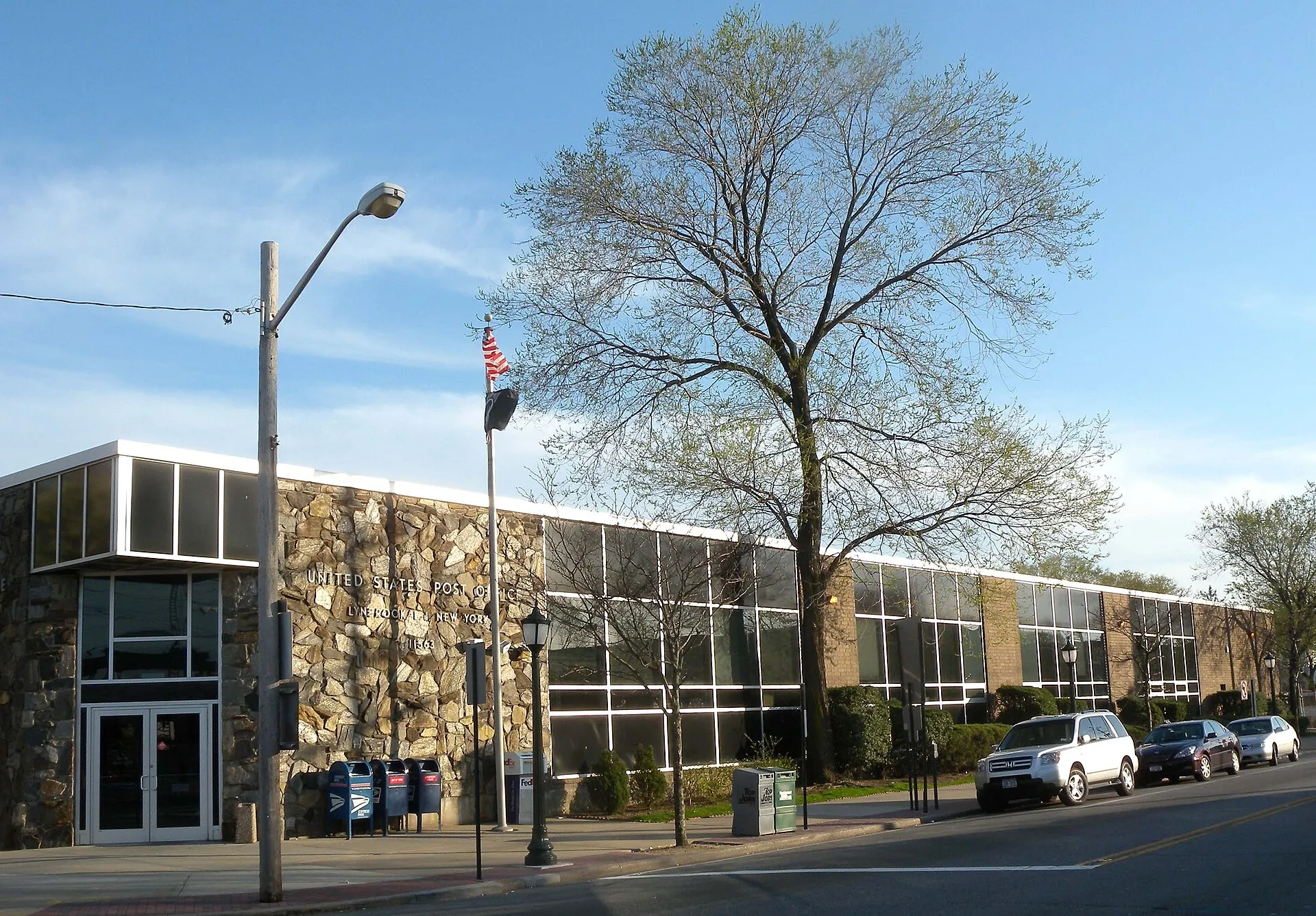 Looking south across Broadway and Eldert at post office of en:Lynbrook, New York late on a sunny afternoon
