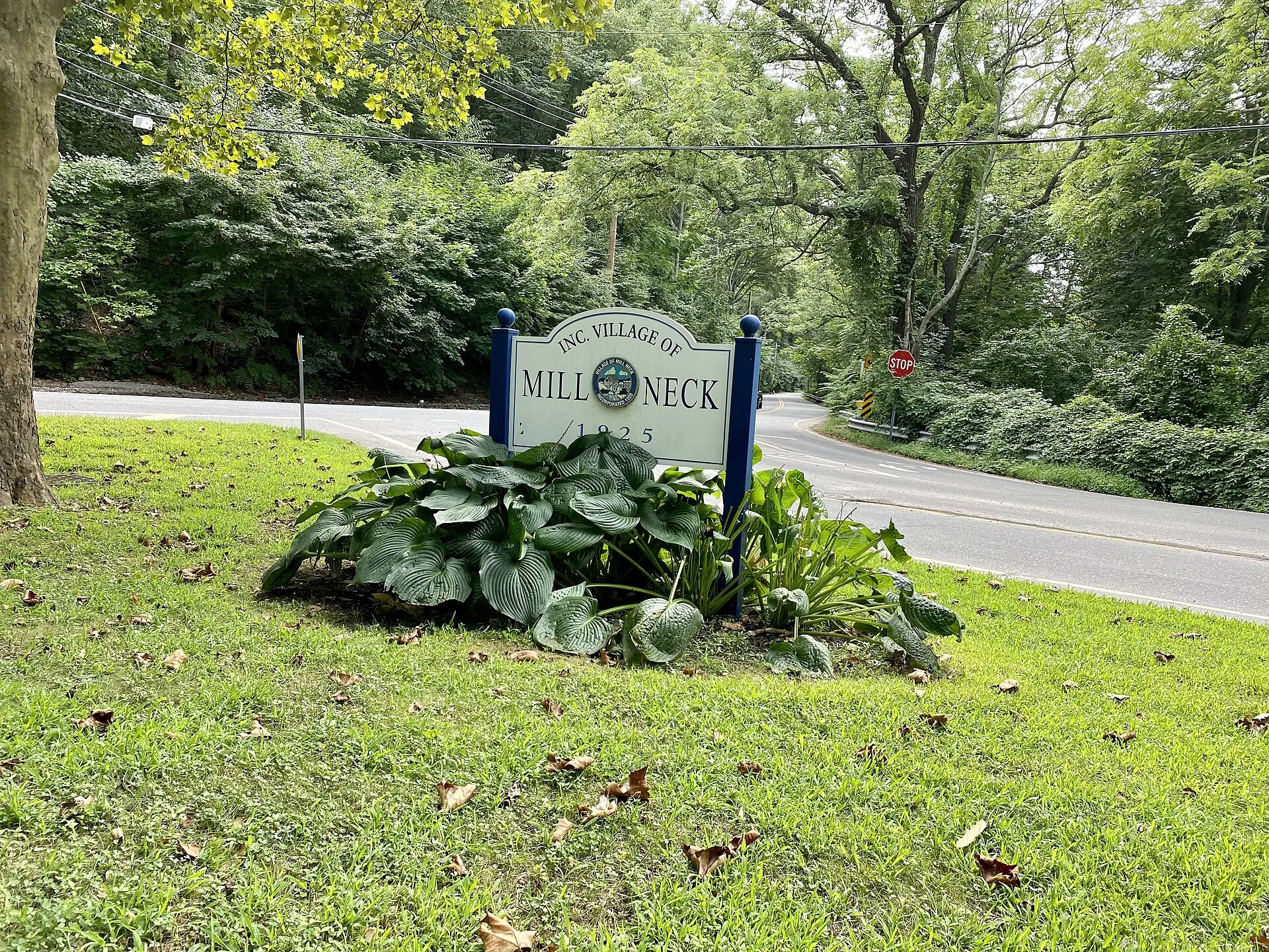 Welcome sign at an entrance to Mill Neck, August 2021