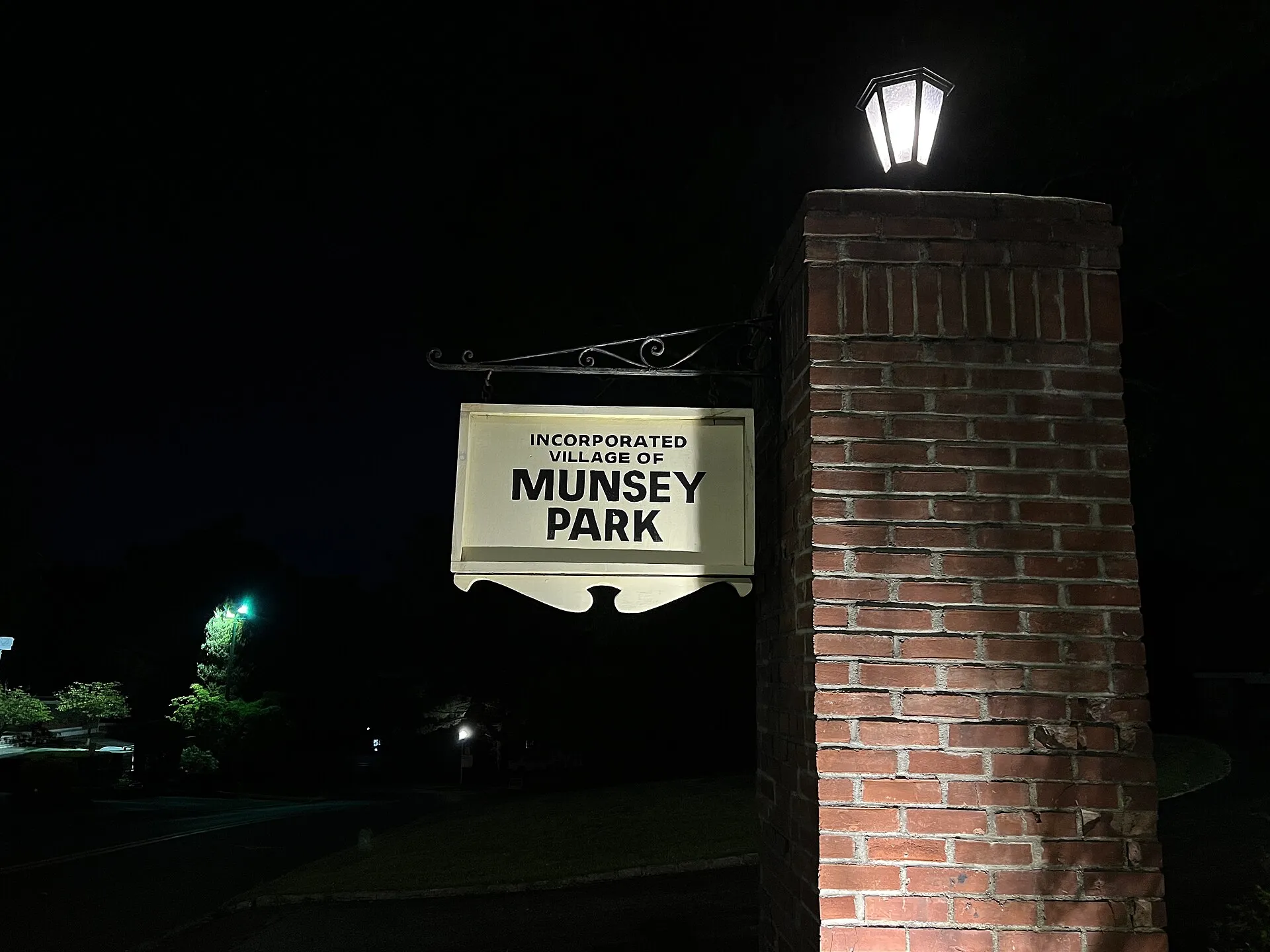 A brick gateway pier at the Copley Road entrance to the Inc. Village of Munsey Park, July 2023