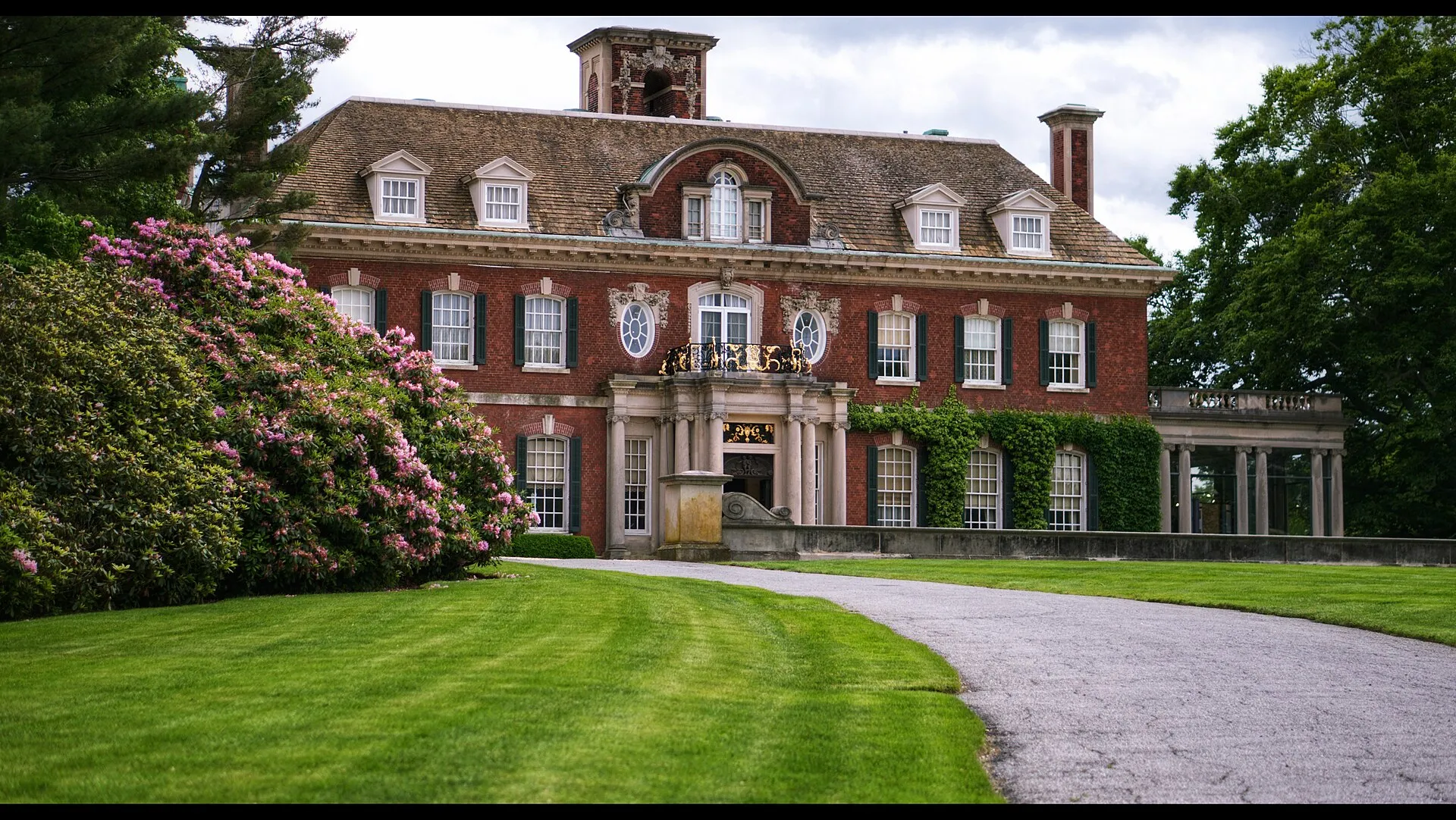 Westbury House at Old Westbury Gardens — the 1906 Charles II-style mansion and formal gardens