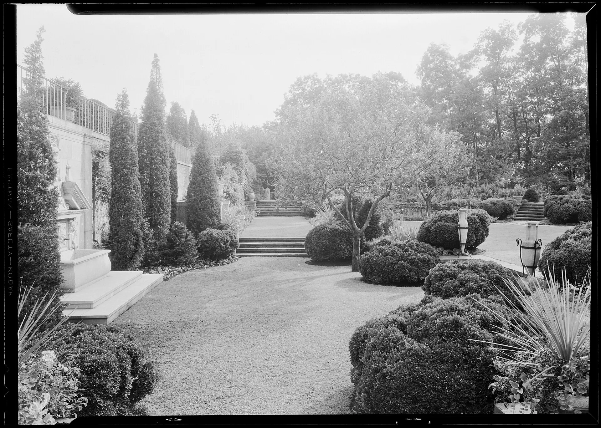 Title: Arthur V. Davis, garden in Oyster Bay, Long Island, New York. Abstract/medium: Gottscho-Schleisner Collection (Library of Congress) Physical description: 1 negative :