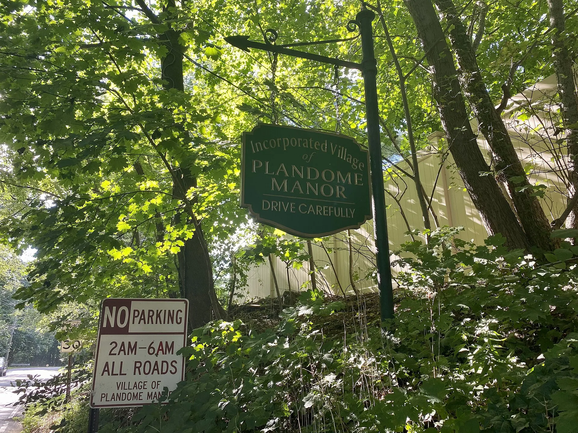 The Plandome Manor welcome sign at the Flower Hill border on Stonytown Road, September 2021