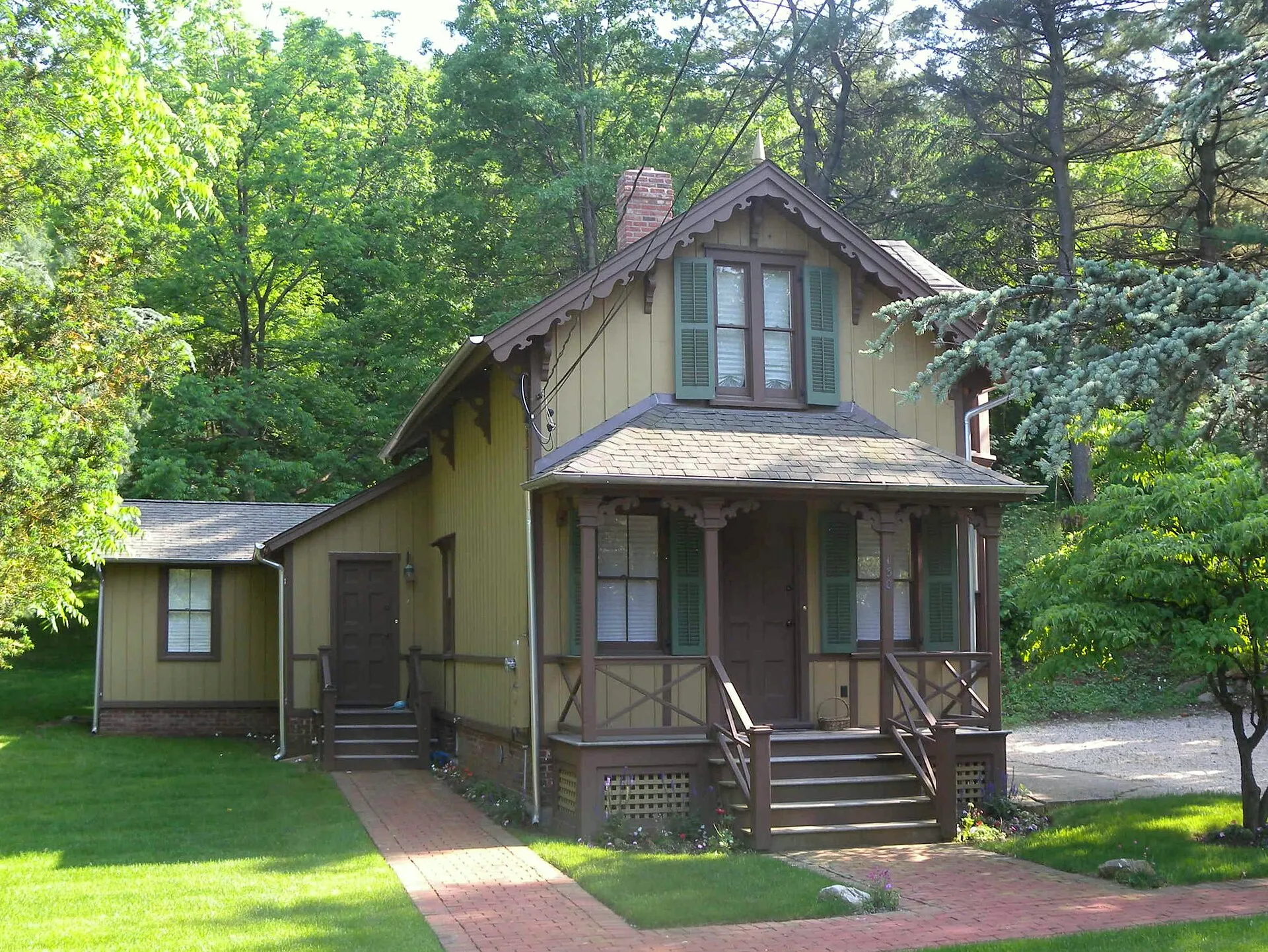 Eastman Cottage at 130 Mott Avenue, seen from Mott Avenue