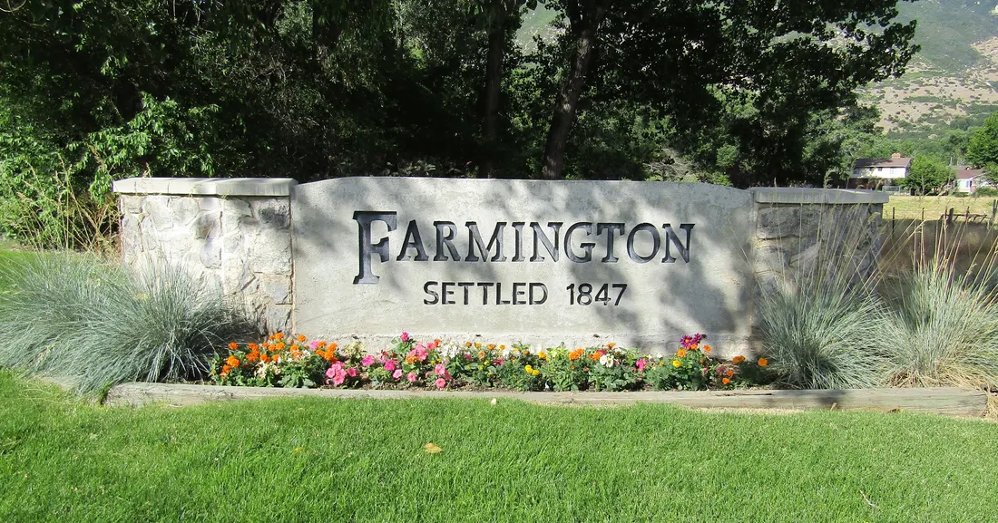 City sign for Farmington, Utah.