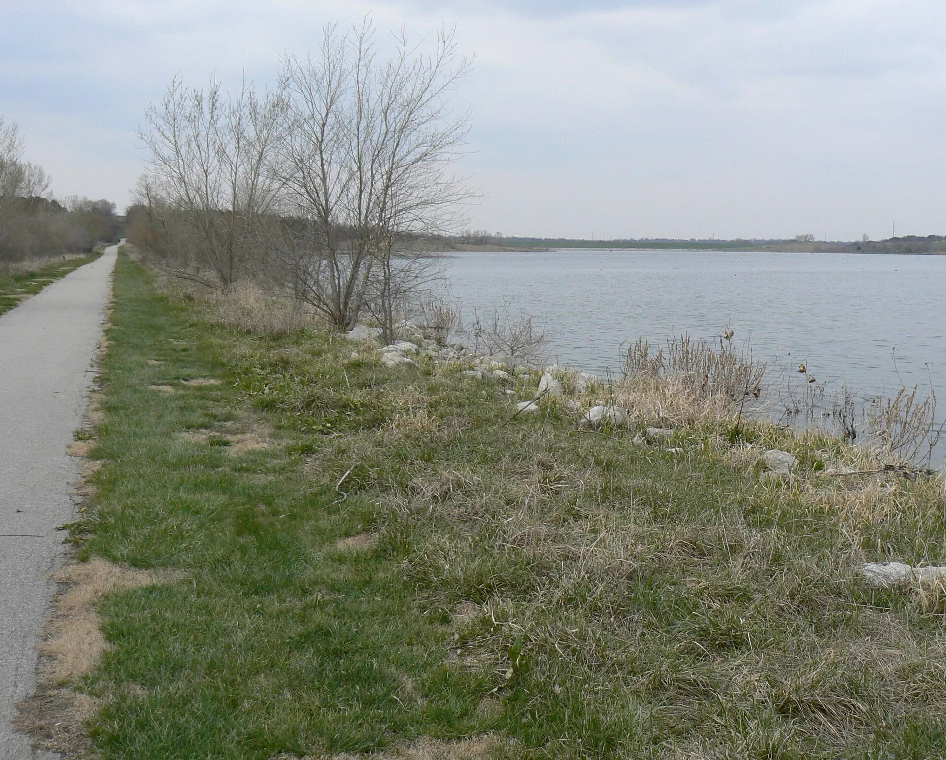Trail alongside Wehrspann Lake at <a href="https://en.wikipedia.org/wiki/Chalco_Hills_Recreation_Area" class="extiw" title="en:Chalco Hills Recreation Area">Cha