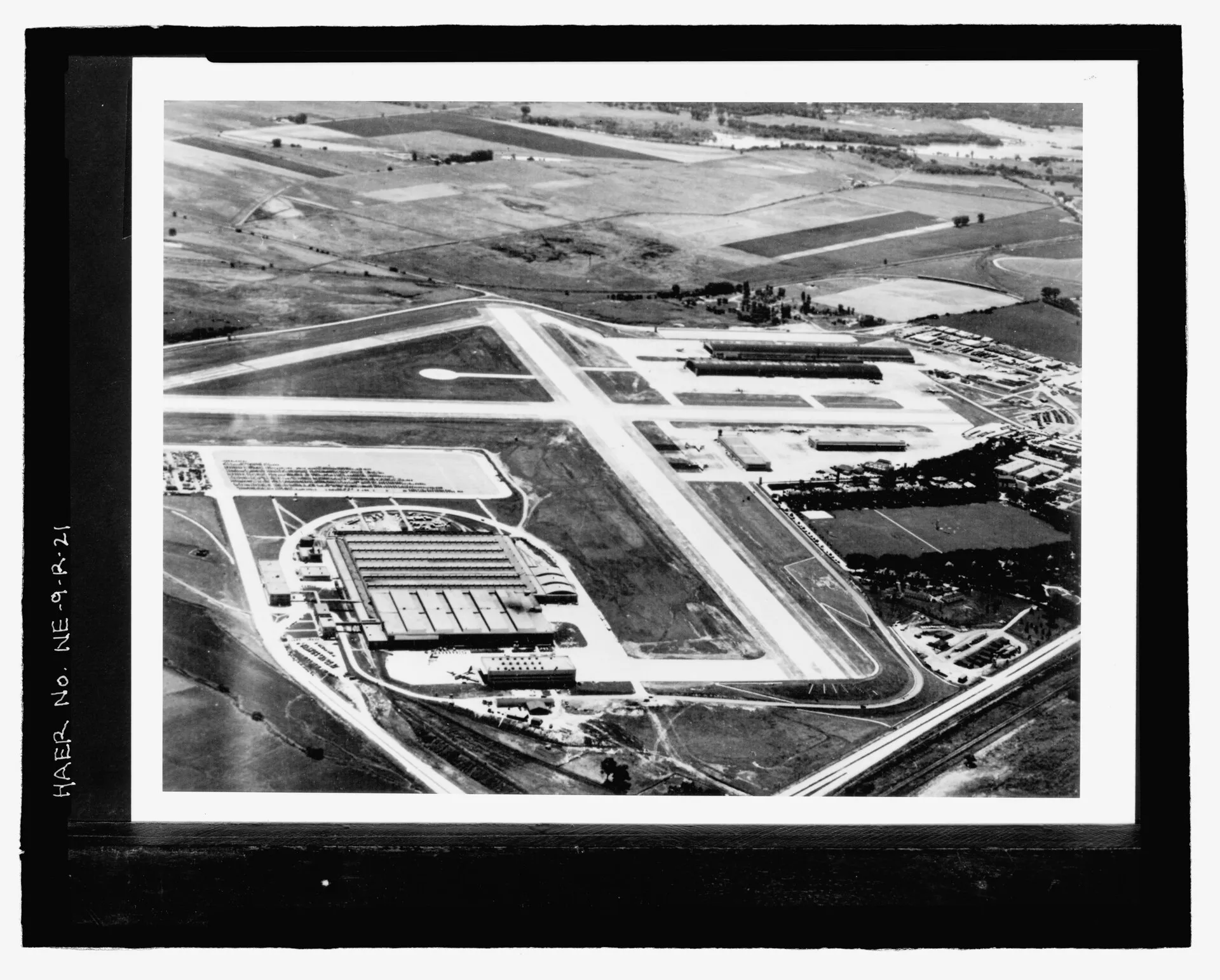 AERIAL VIEW OF THE MARTIN BOMBER PLANT LOOKING SOUTHEAST WITH FORT CROOK AT THE RIGHT.; Wing Historian's Office (WHO), ca. 1945 - Offutt Air Force Base, Glenn L. Martin-Nebraska Bomber HAER NE-9-R-21.