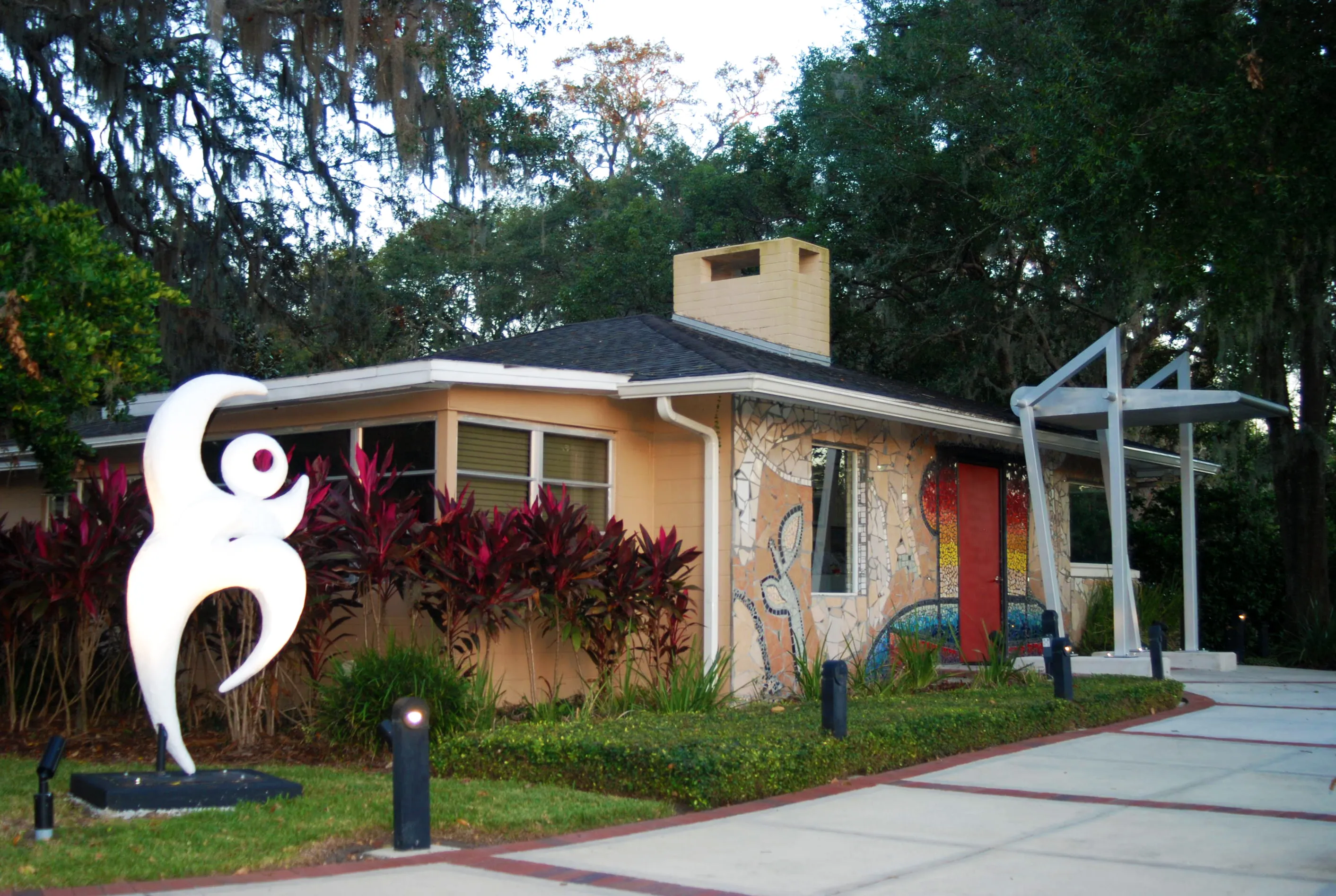 Casselberry Art House and sculpture