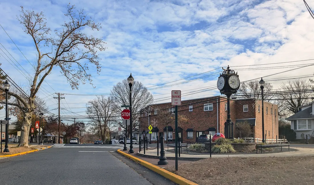 Photo of a street clock and small park in Barrington, New Jersey. Photo taken on eastbound Trenton Avenue between 3rd Avenue and New Jersey Route 41/County Route 573 (Clements Bridge Road). looking east-northeast.
