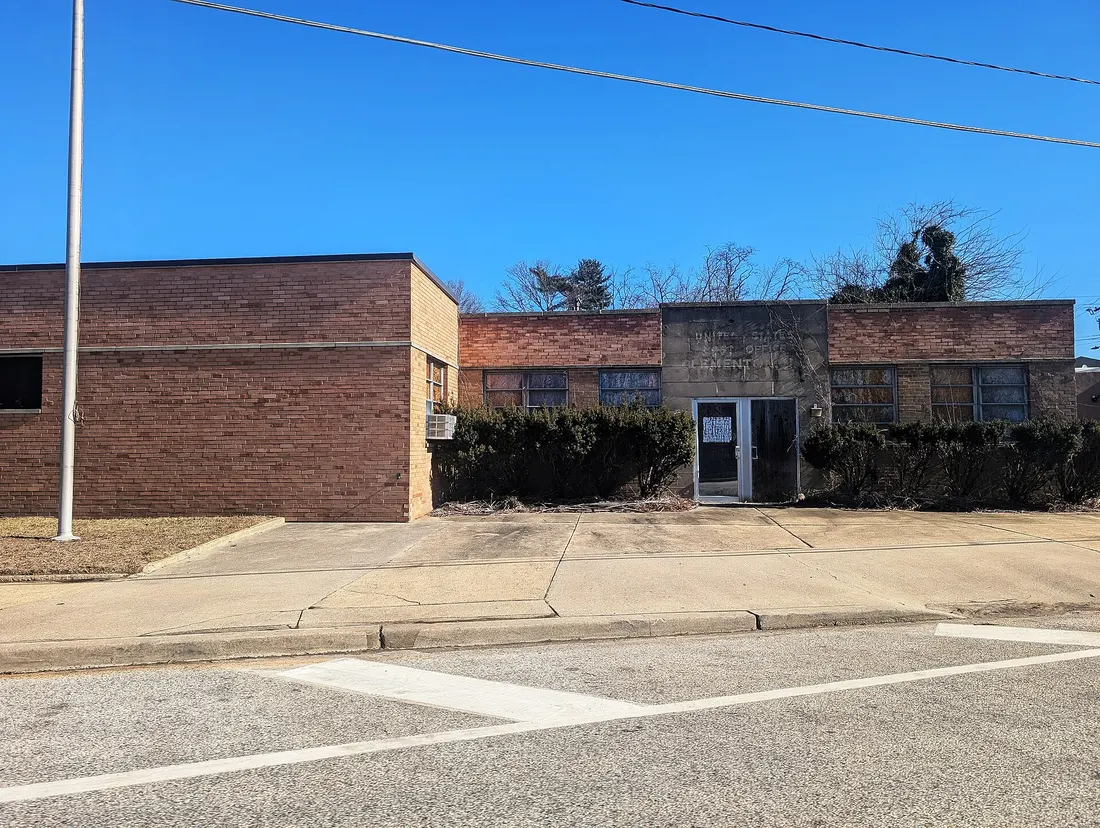 Photo of the former Clementon, New Jersey post office (since relocated to a nearby shopping center). Photo taken from County Route 727 (Garfield Avenue) looking east-northeast.