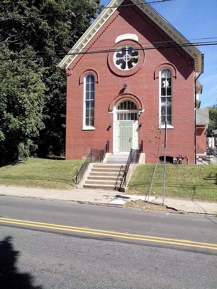 DARBY FREE LIBRARY THE NATIONS OLDEST LIBRARY 271 YEARS OLD AND IT IS AT 1001 MAIN STREET IN DARBY PENNSYLVANIA. It all depends how you count of course, perhaps the 3rd oldest!