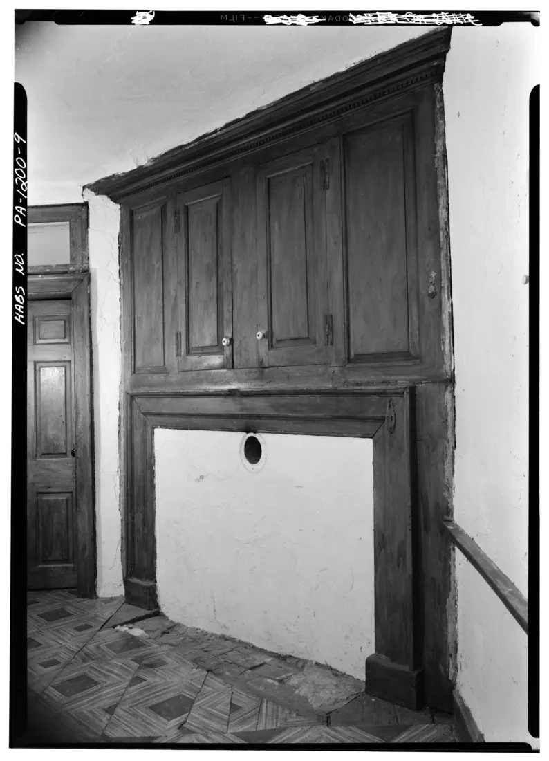 April 1959 FIRST FLOOR, CENTER SECTION, FIREPLACE IN NORTHEAST ROOM - Cross Keys Tavern, State Routes 272 and 42 vicinity (East Nottingham Township), Chrome, Chester County, PA HABS PA,15-CHROM,1-9.tif