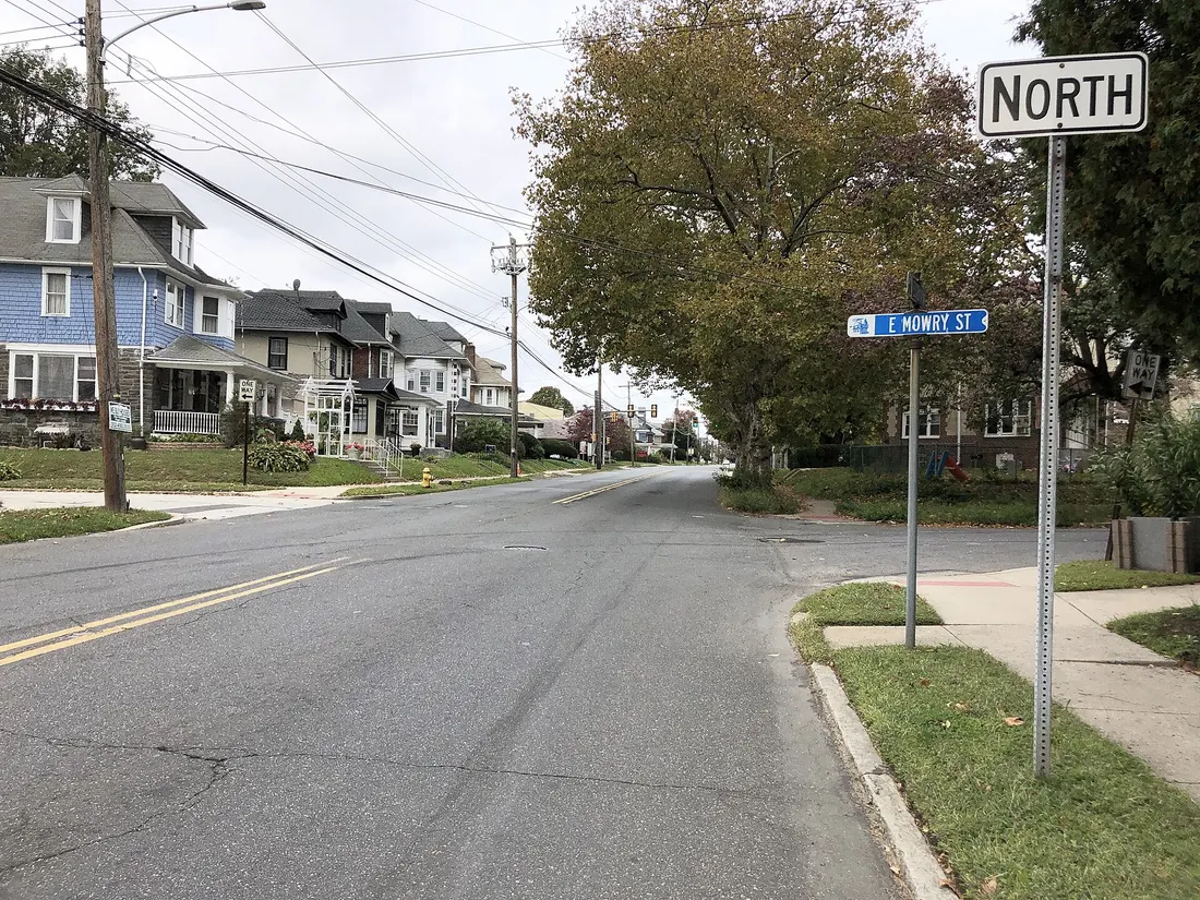 View north along Pennsylvania State Route 352 (Edgmont Avenue) at East Mowry Street in Chester, Delaware County, Pennsylvania