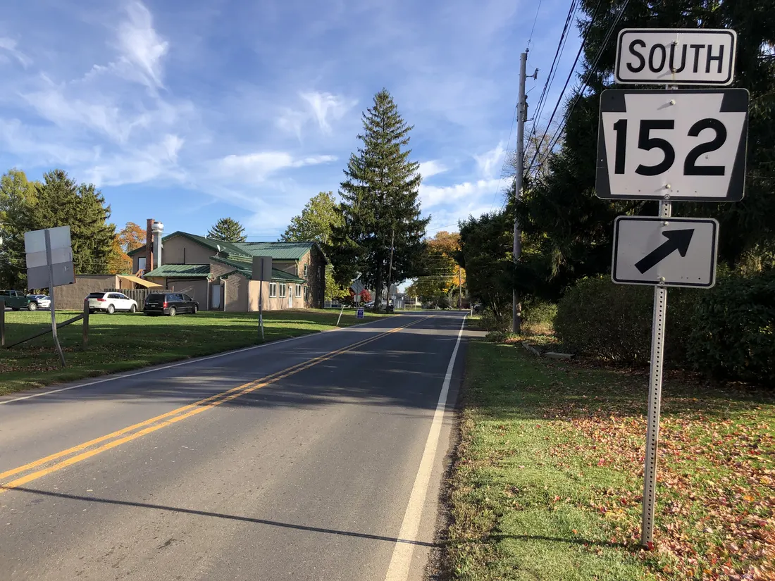 View south along Pennsylvania State Route 152 (Baringer Avenue) at Mill Road in Hilltown Township, Bucks County, Pennsylvania