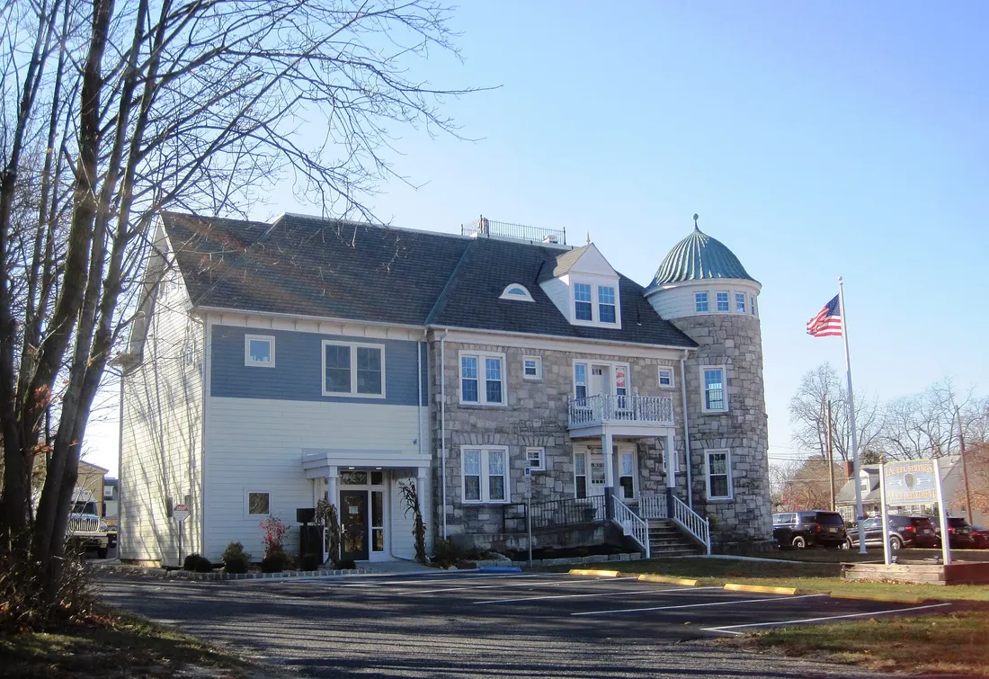 Photo of the Laurel Springs, New Jersey borough hall and police department. Photo taken from West Atlantic Avenue looking southwest.