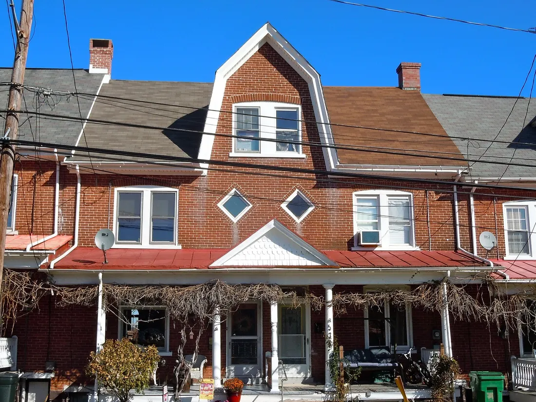 House in Red Hill Historic District, on the NRHP since October 31, 1985. The historic district includeds 148, 152, and 200–600 Main Street, 98–226 and 21–231 West Sixth Street, and 532–550 Adams Street, Red Hill, Montgom