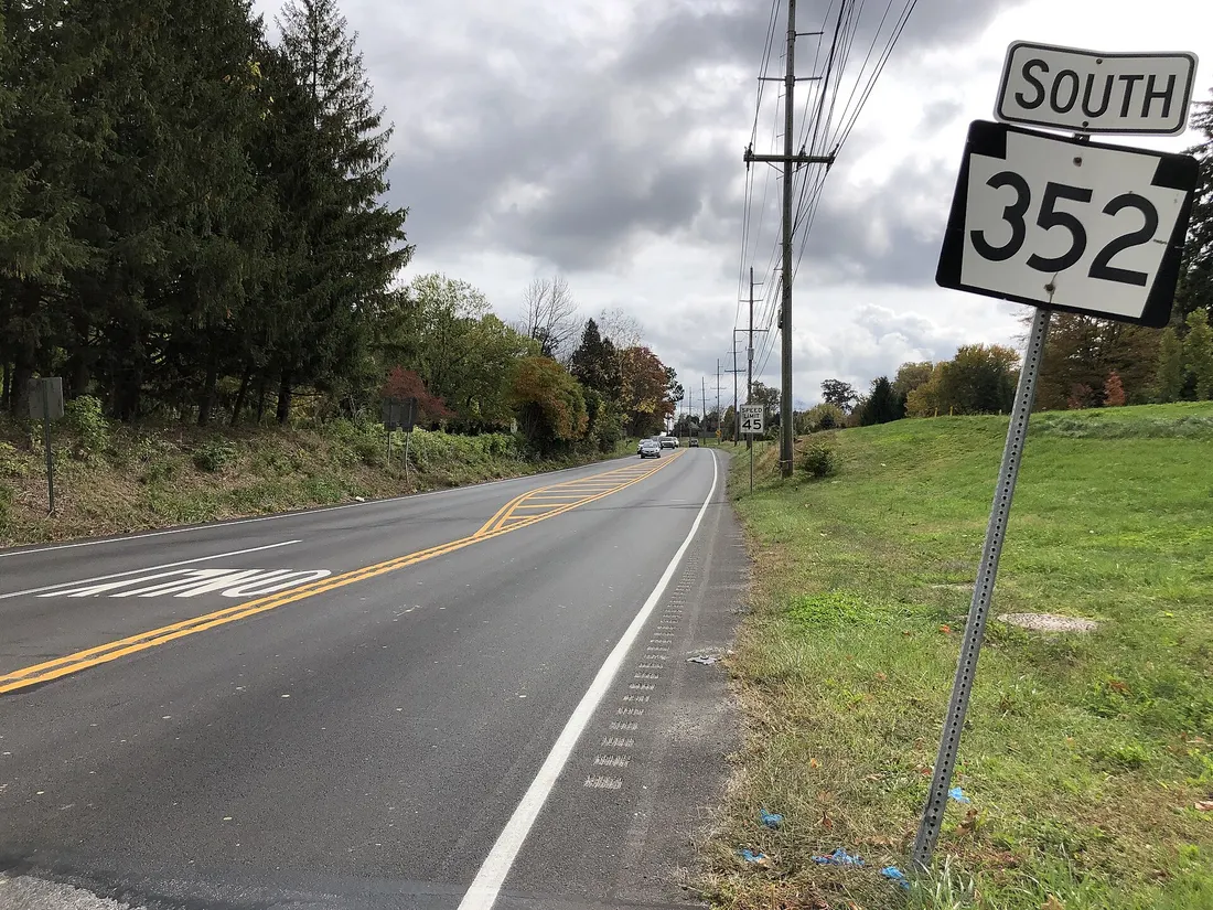 View south along Pennsylvania State Route 352 (Middletown Road) just south of Pennsylvania State Route 926 (Street Road) in Thornbury Township, Delaware County, Pennsylvania