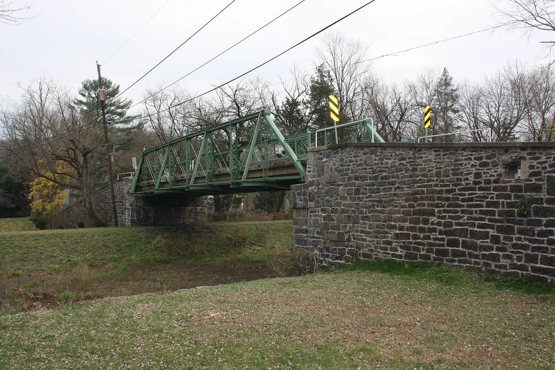 en:Bridge in Tinicum Township, a historic Pratt pony truss bridge over Pennsylvania canal located at Point Pleasant in Tinicum Township, Bucks County, Pennsylvania.