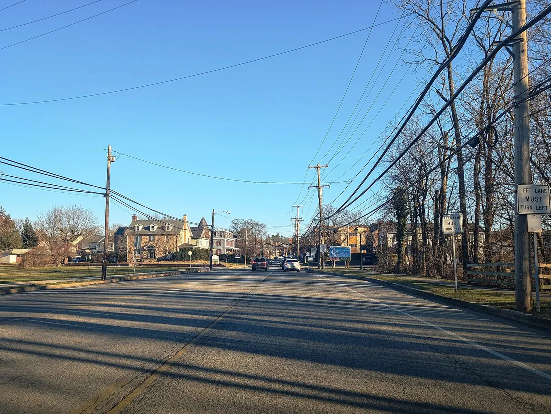 Photo of eastbound Sumneytown Pike entering North Wales from Upper Gwynedd Township, Pennsylvania. Photo taken looking east-southeast between Parkside Place and Beaver Street.