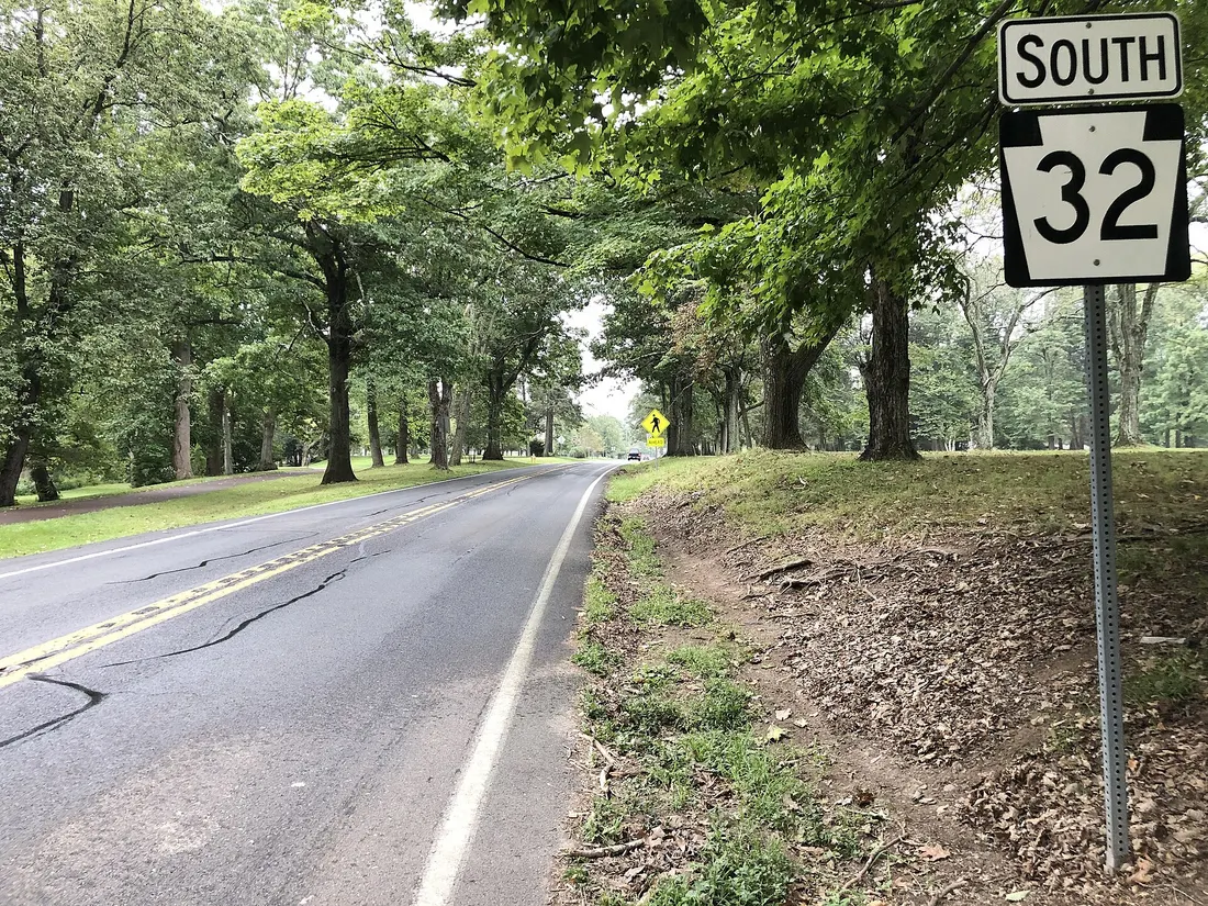 View south along Pennsylvania State Route 32 (River Road) just north of General Mercer Avenue in Upper Makefield Township, Bucks County, Pennsylvania