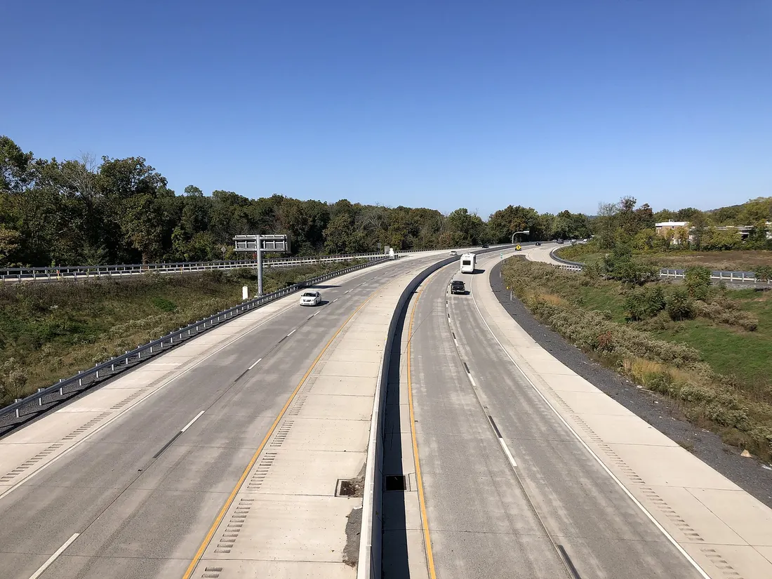 View west along U.S. Route 422 (Pottstown Expressway) from the overpass for Grosstown Road in West Pottsgrove Township, Montgomery County, Pennsylvania