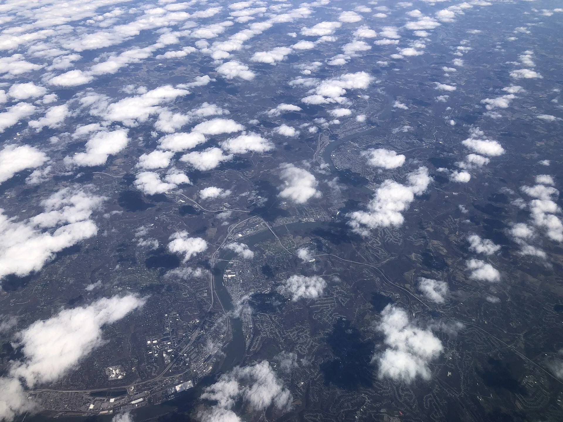 View down from an airplane towards Interstate 76 (Pennsylvania Turnpike) and Pennsylvania State Route 28 (Allegheny Valley Expressway) along the Allegheny River in Allegheny and Westmoreland counties, Pennsylvania