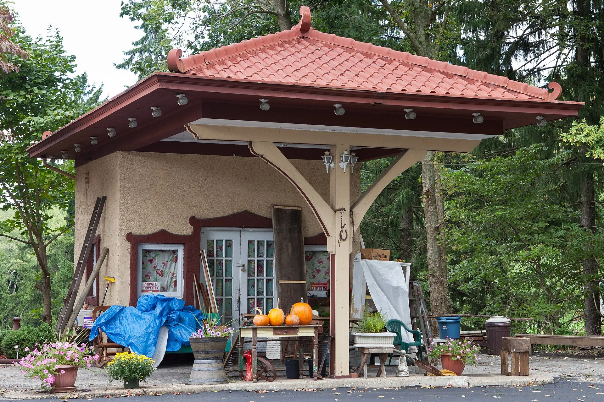 Centerville Historic District, Old National Pike in Pennsylvania. John Williams Service Station.