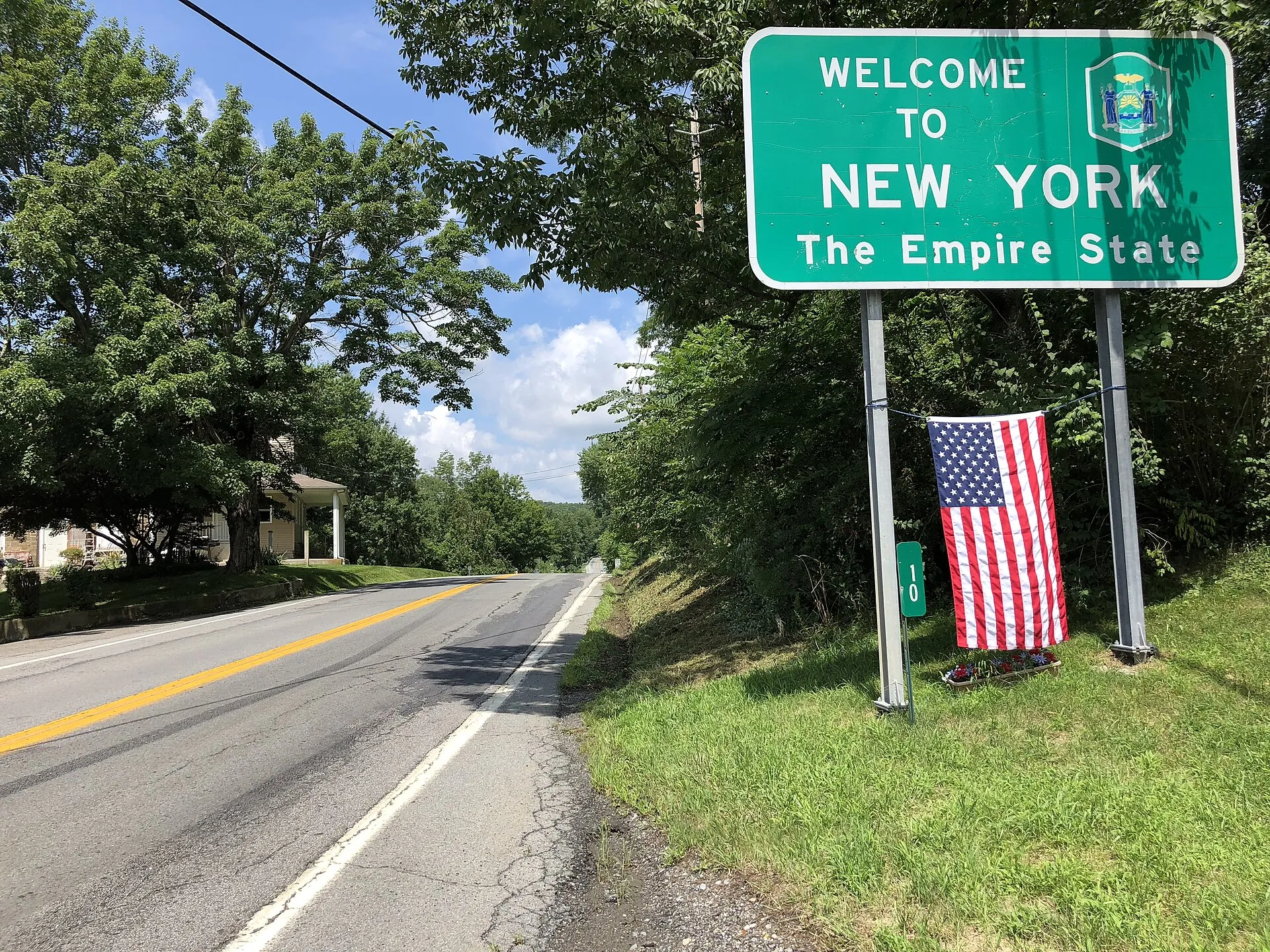 "Welcome to New York" sign along northbound New York State Route 284 just after entering Minisink, Orange County, New York from Wantage Township, Sussex County,…