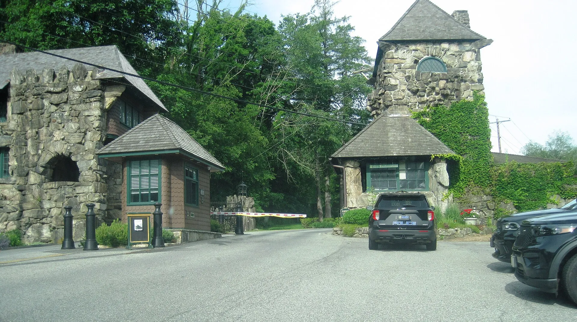 Photo of the main entrance to Tuxedo Park , New York , a gated village in Orange County . Photo taken from Tuxedo Road off New York State Route 17 looking west.…
