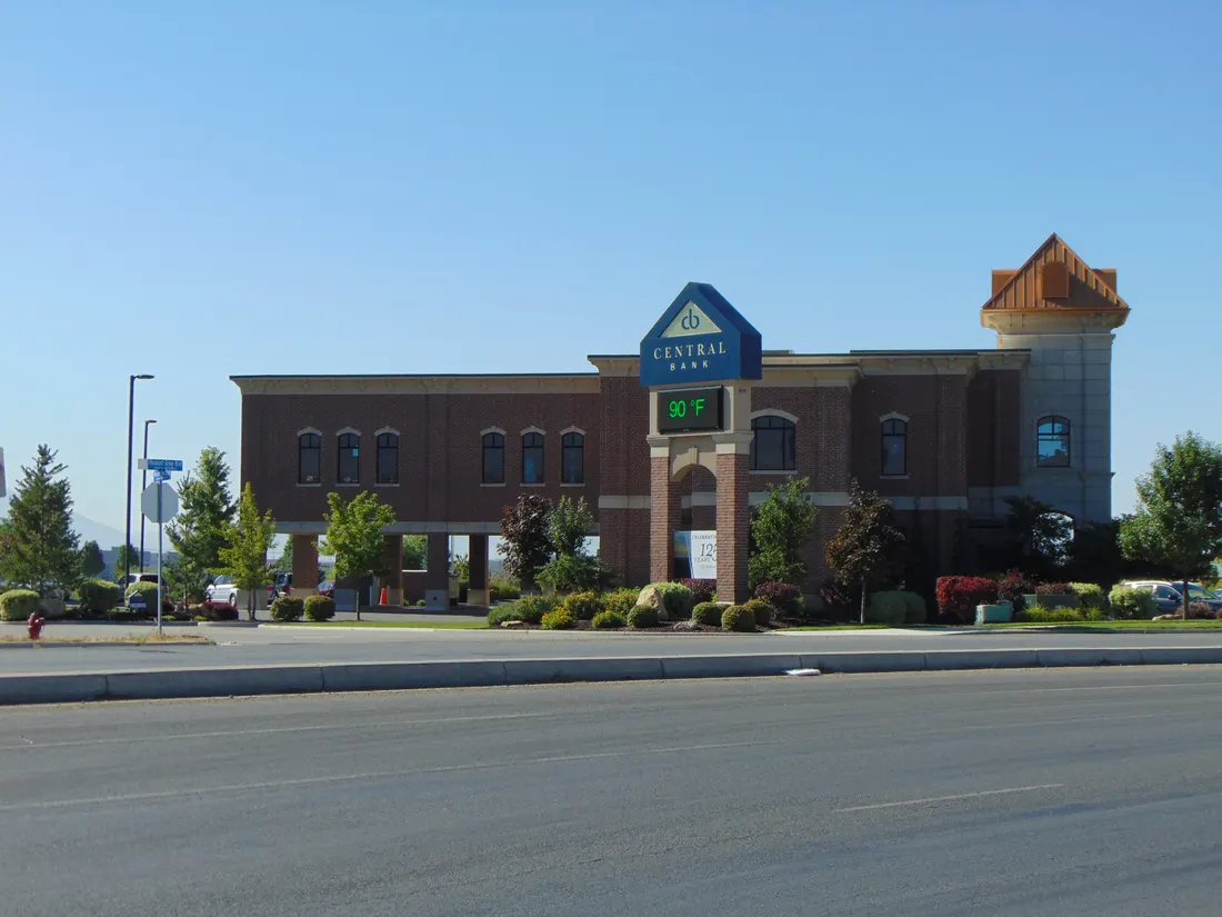 Looking south across Pleasant Grove Boulevard at the Central Bank Pleasant Grove Branch, located at the intersection of Utah State Route 129 with the eastern terminus of Utah State Route 135 (Pleasant Grove Boulevard) in southeast Pleasant Grove, Utah, July 2016